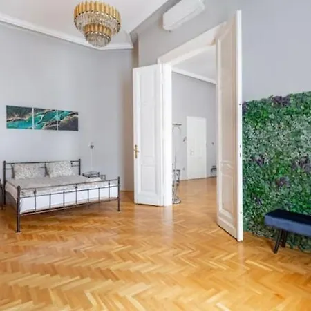 Апартаменты Mosaic Manor